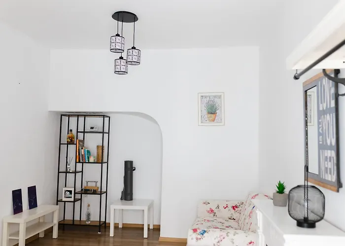 Locart -Cozy Downtown Apartment, Near Black Church With Free Wi-Fi